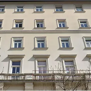 Apartament B3, Budapeszt
